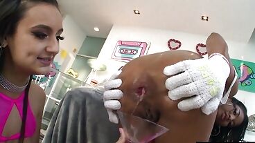 黑发美女的紧致臀部将在变态的两女一男中被猛烈撞击